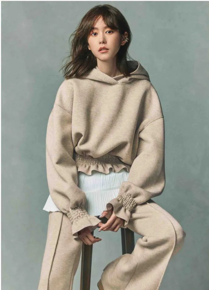 卫衣怎么搭配外套才好看冬天,冬天连帽卫衣怎么搭配洋气女
