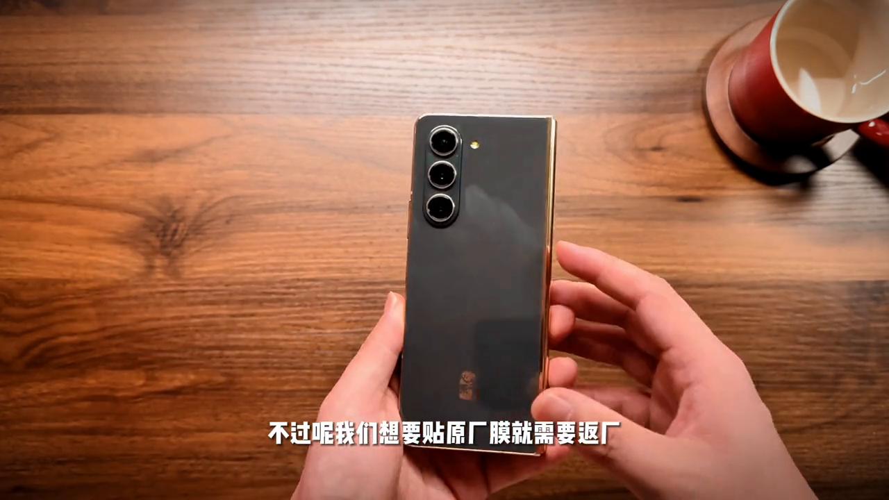 三星手机白屏怎么修,三星手机贴膜小技巧