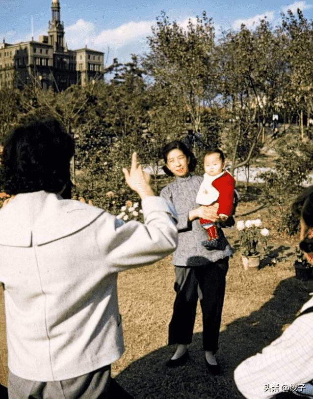 孩子吸吮母亲干瘪的乳房!42年河南饥荒真实场面,比电影残酷十倍