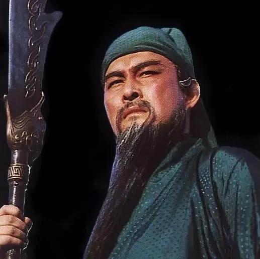 关羽看不起黄忠是正史还是演义,三国志里关羽为什么瞧不起黄忠