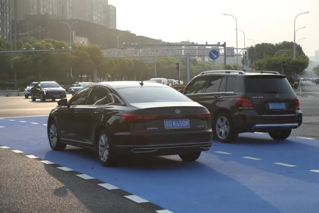 颇为神秘的色彩,色彩醒目性高的黄色