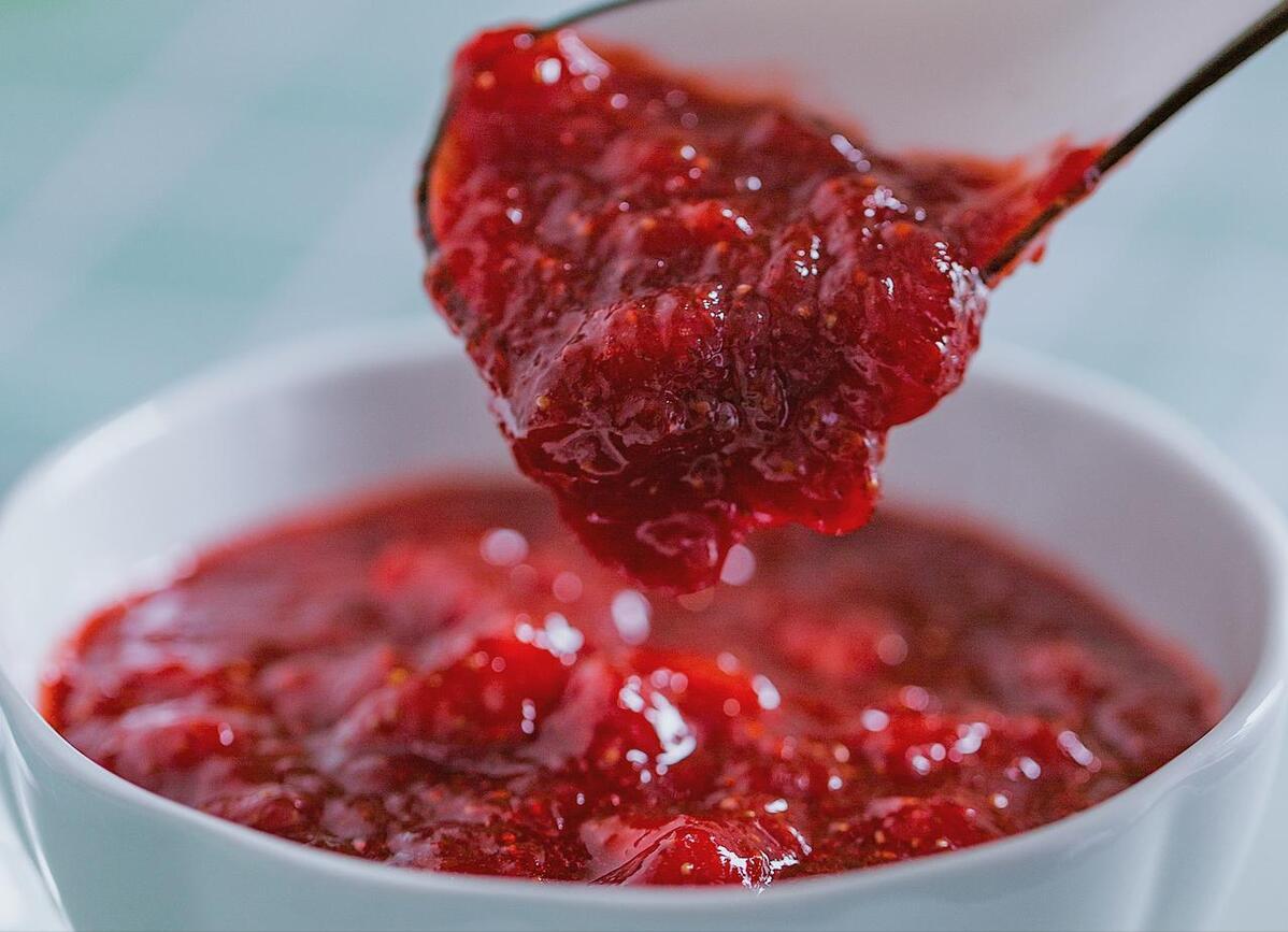 盐水洗草莓的正确方法,清水洗草莓和食用盐洗草莓对比