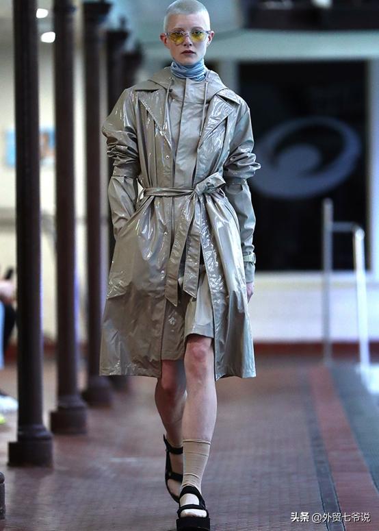 拖鞋和袜子一起穿着,拖鞋和袜子的颜色