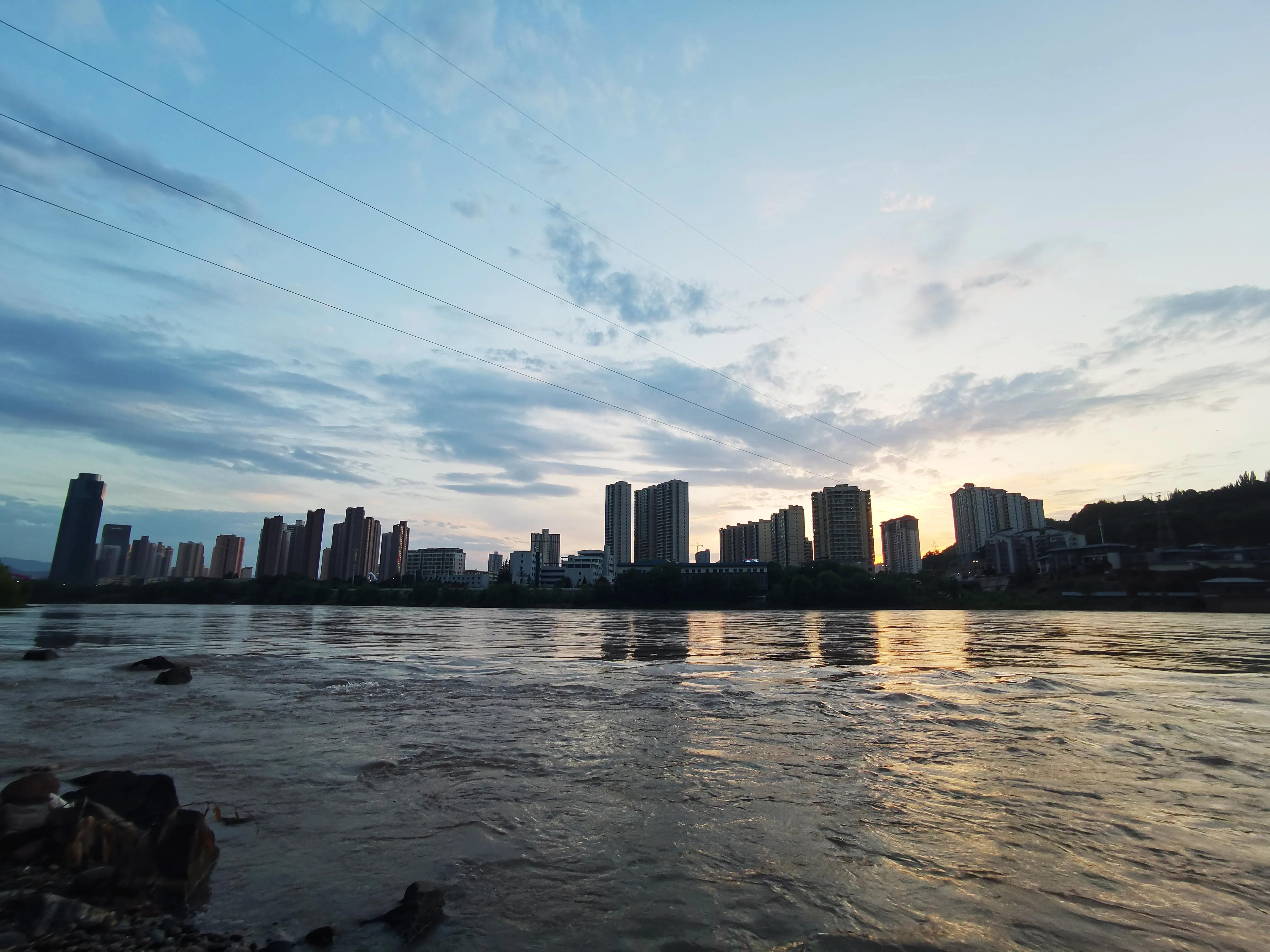 七一开怀赋锦章，锤镰飞彩映朝阳