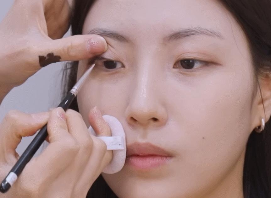 为什么画完眼影感觉眼睛变小了,什么人不适合亮闪眼影