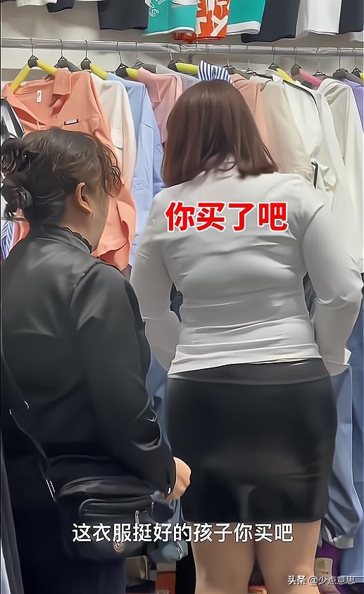 女子服装店试衣服被老板称赞,一女子在服装店试衣服被店长嫌弃
