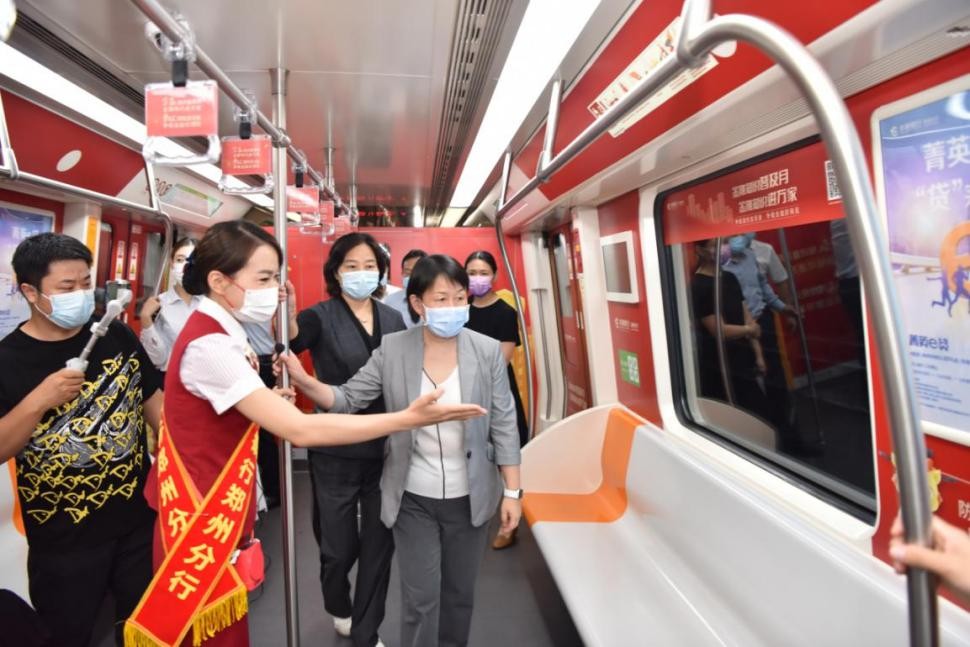 河南金融地铁专列已发车，记得来华夏银行主题车厢升级防诈技能