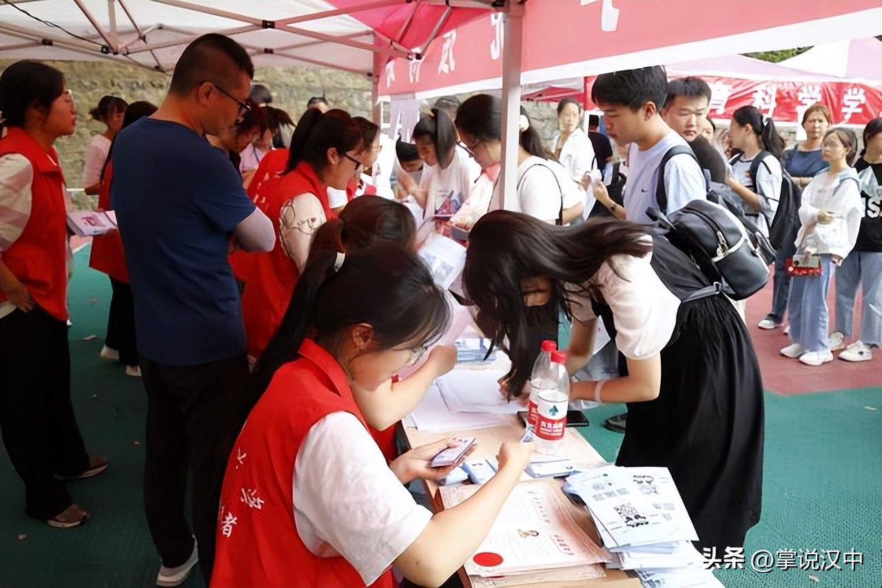 陕西理工大学2020新生报到图片,陕西理工大学学生迎新