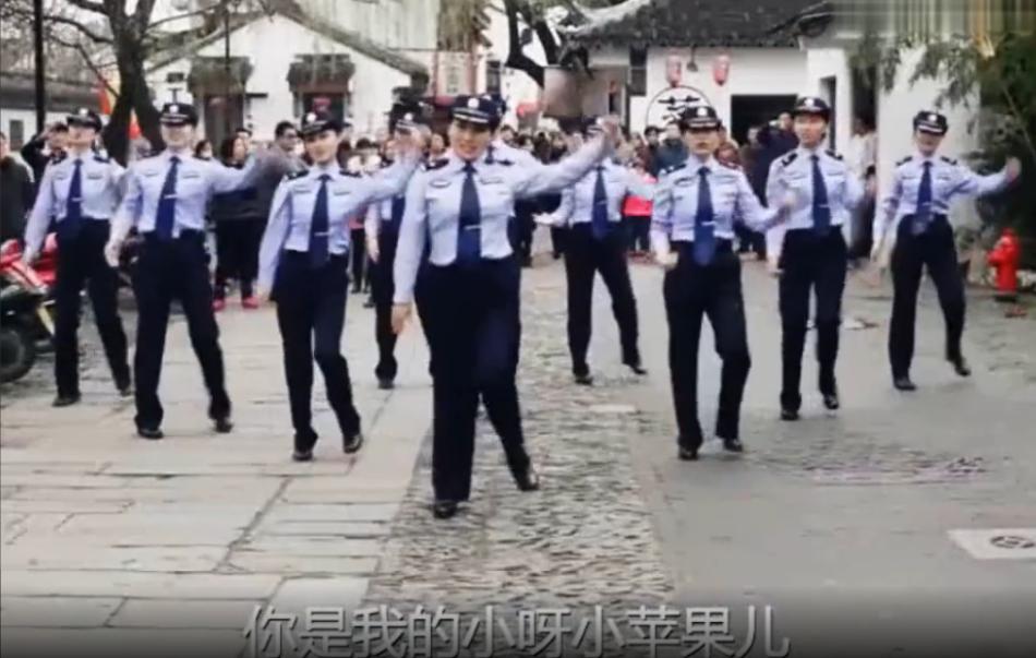 昔日爆红组合街头卖唱,曾经红极一时现在却卖唱的歌手