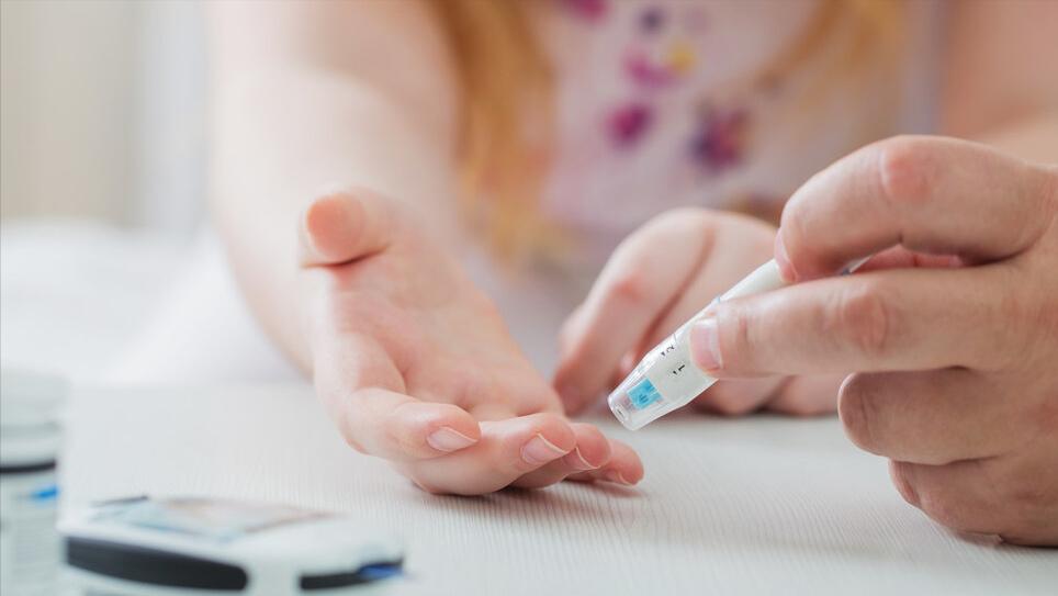 子宫内膜偏厚中医怎么治,绝经子宫内膜厚癌变几率大吗