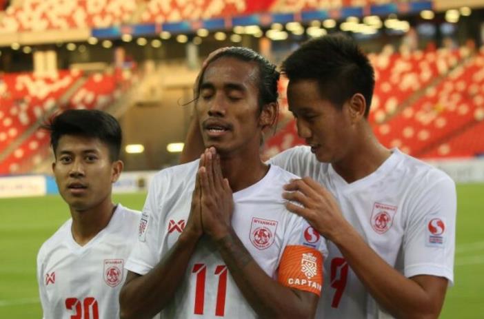 国足7比0战胜球迷和球员,95分钟绝平1-1国足苦主垫底出局