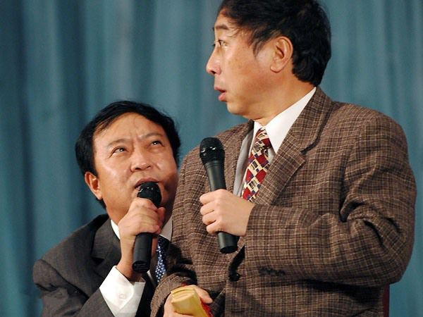 牛群和冯巩晚年见面,牛群辞官