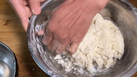 水煎包要想好吃，关键记住这两点，底部金黄，蓬松柔软，馅料鲜美