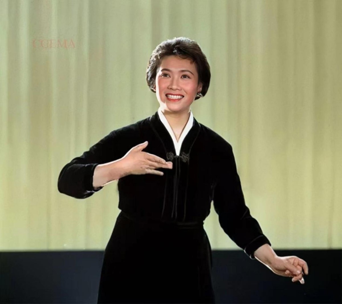 朱逢博丈夫骨灰摆放在哪里,著名女歌唱家朱逢博近况