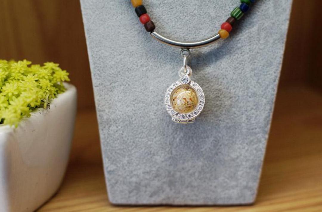 人死后的骨灰可以分几份存放吗,骨灰下葬多年后会变成什么