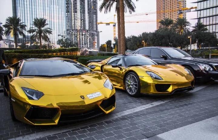 迪拜富二代到上海旅游，看到遍地豪车很惊讶：上海也产石油？