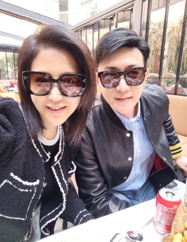 陆毅与贝儿近照,陆毅晒贝尔的长腿