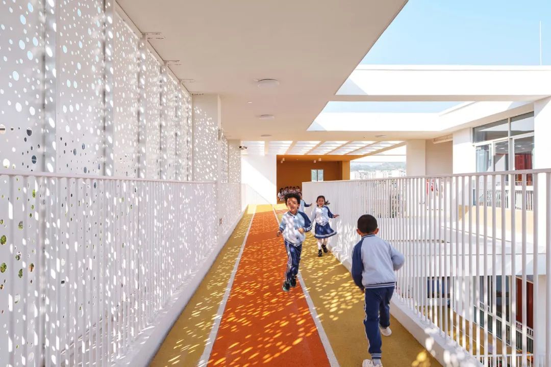 普洱市思茅区小凤凰幼儿园|孩子们自由探索的天地