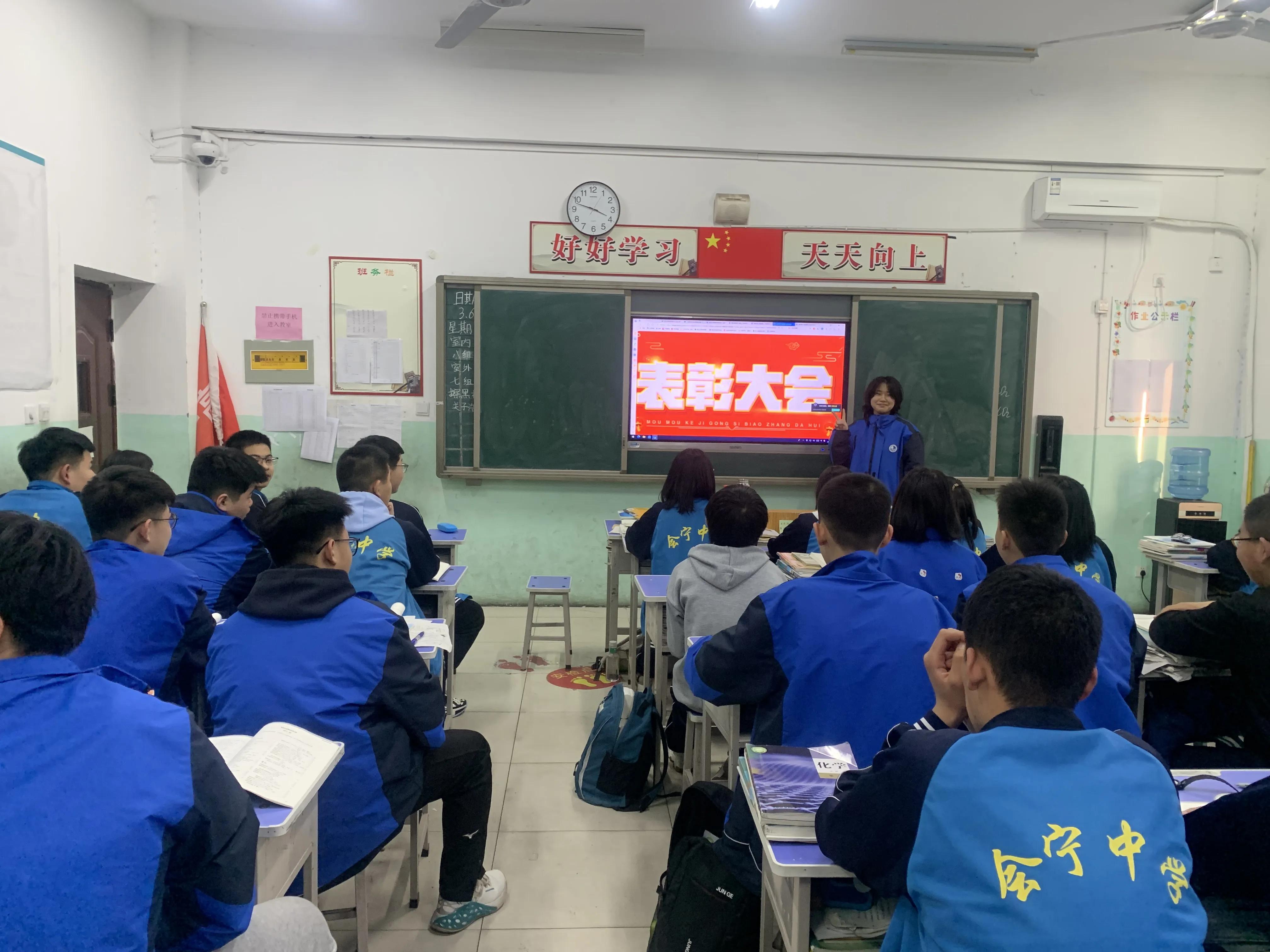 小学生拾金不昧获警察叔叔表扬,学生拾金不昧获警察叔叔表扬视频