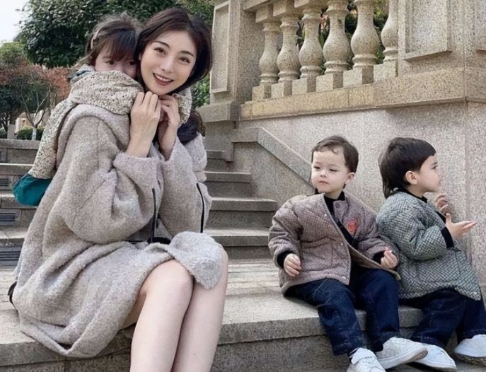 30岁模特瞒着母亲，未婚生下混血三胞胎：宁做单亲也不结婚