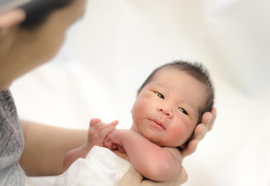 宝宝犯困要吃母乳才肯睡觉,宝宝一吃母乳就睡觉需要叫醒吗