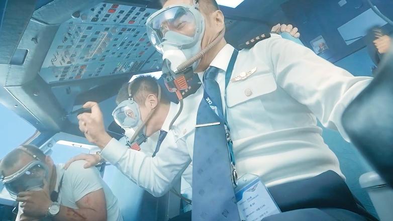 飞机挡风破裂数百人被困万米高空,玻璃破裂飞机迫降视频