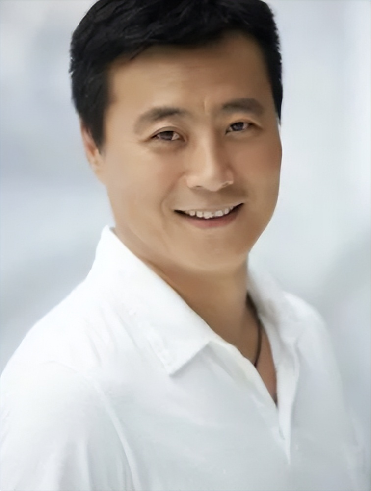 他9块钱娶了老婆住9平米的地下室7年,成名后也坚决不*妻换**