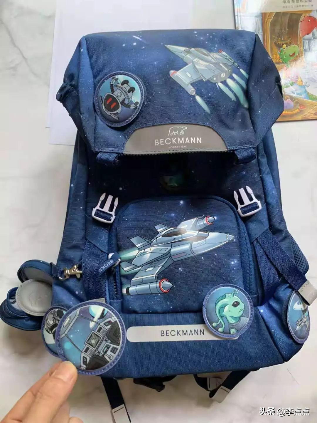 给小孩买奥特曼书包,给孩子们买奥特曼