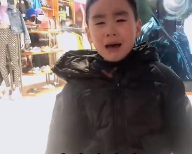 浙江一萌娃要买绿帽子遭拒大哭，妈妈语出惊人：绿帽子长大有的戴