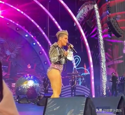 今日欧美圈：OliviaRodrigo宣布新专，Pink舞台遇真·骨灰级粉丝