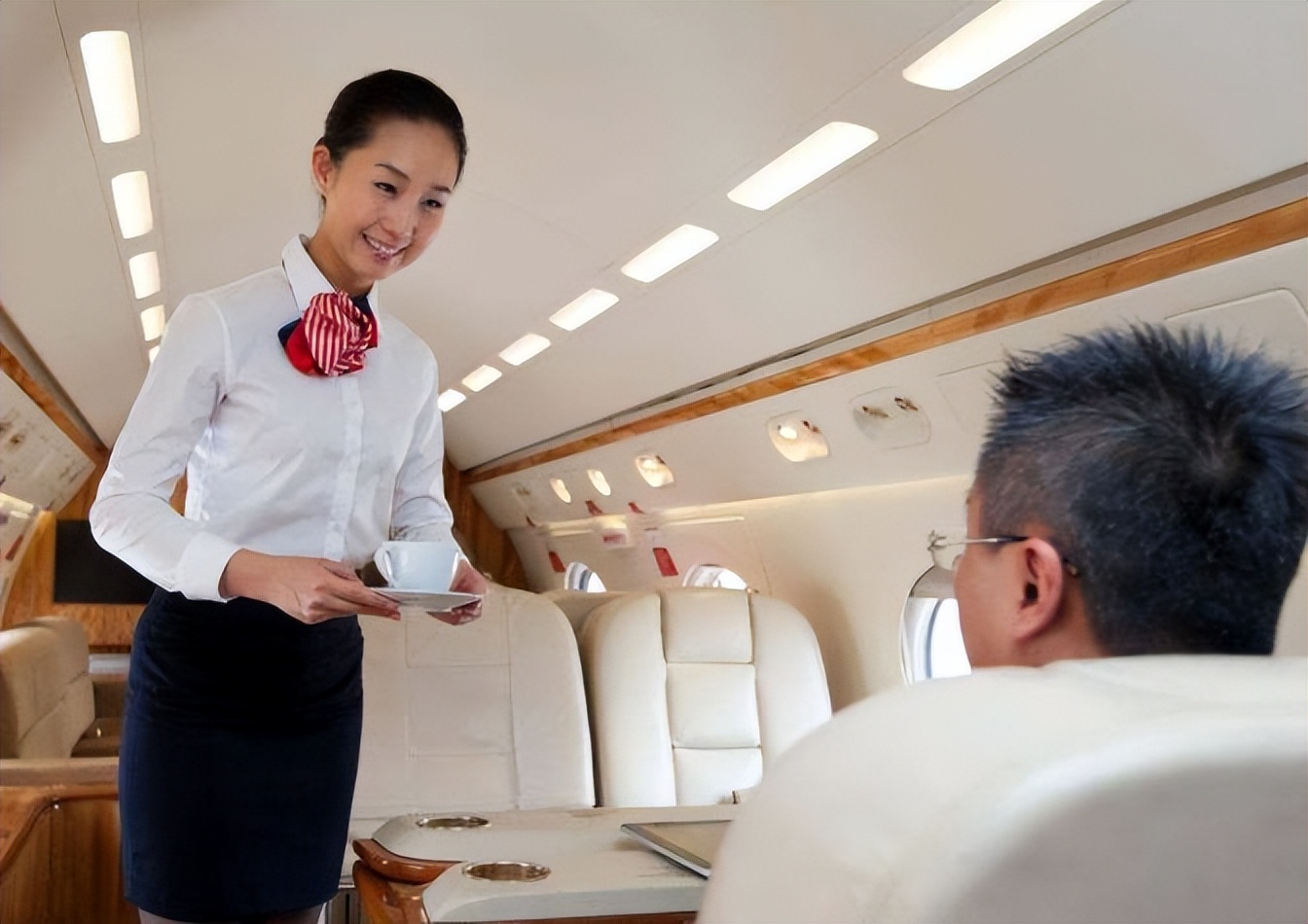 飞机上会提供哪些免费的东西,飞机上哪些东西是免费吃的