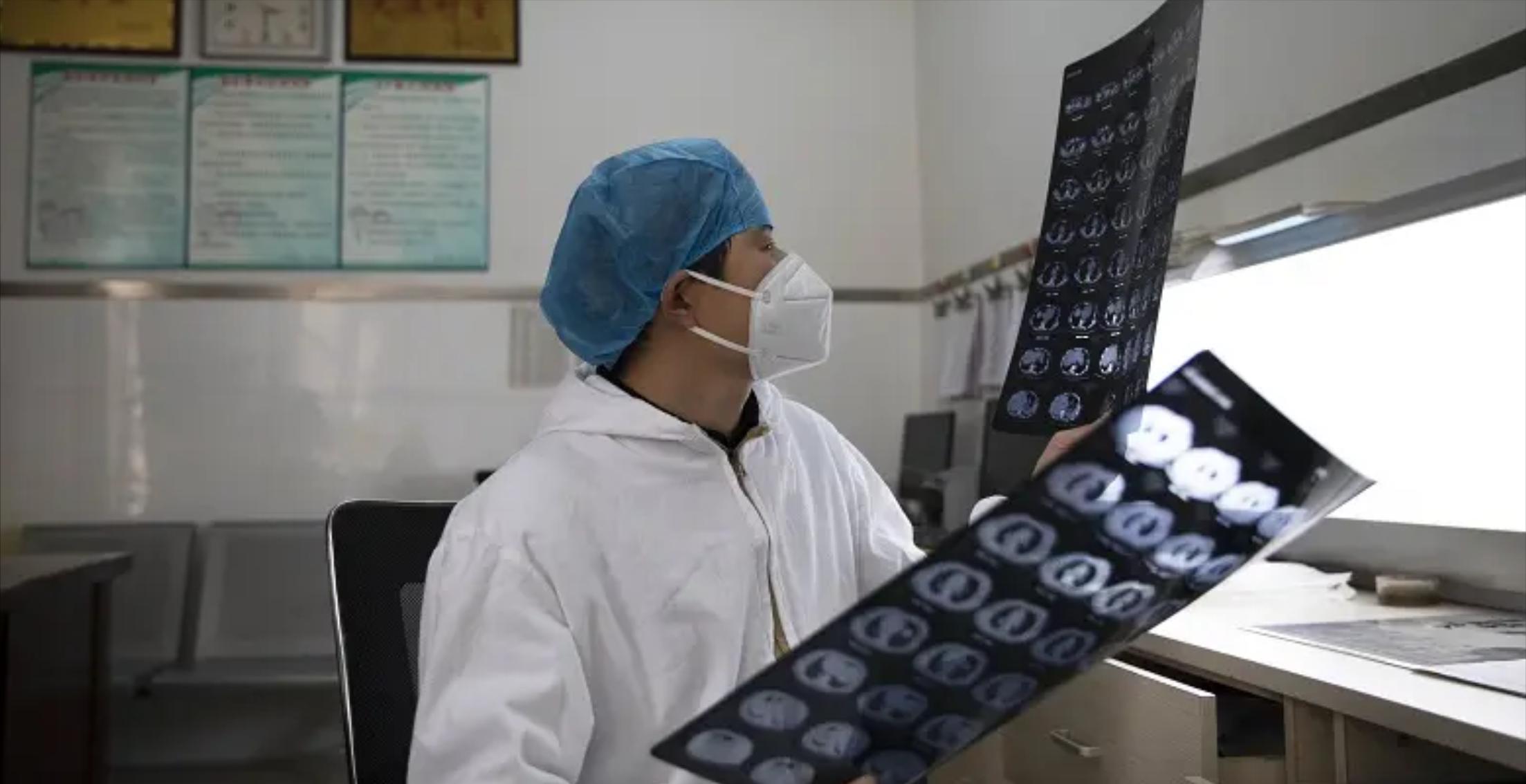 老人脸上出现疤痕发痒怎么回事,老人脸上长黑结痂痒怎么治