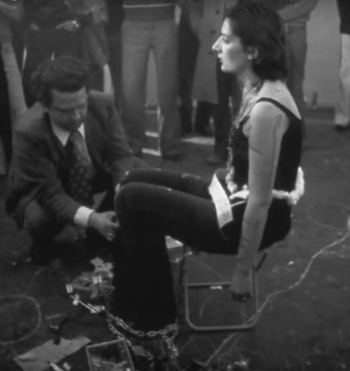 1974年，女人将身体麻醉任人处置，人们却不断挑战她生理心理极限