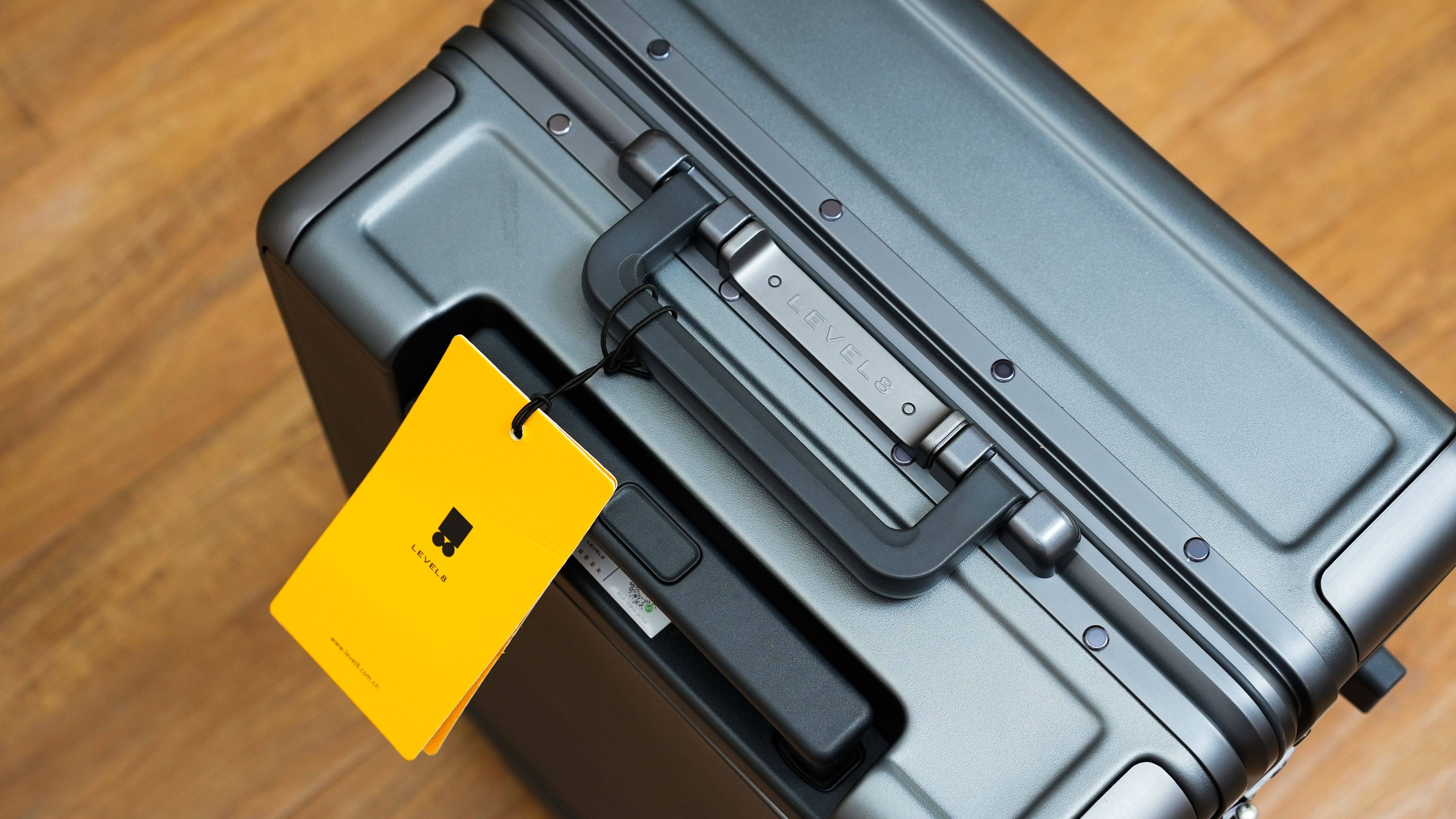 外交官行李箱和地平线8号哪个好 (出门旅游行李箱大小推荐)