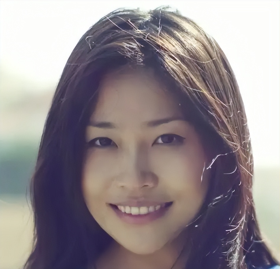 被亲爸张艺谋抛弃，公开点名巩俐毁她童年，张末都经历了什么？