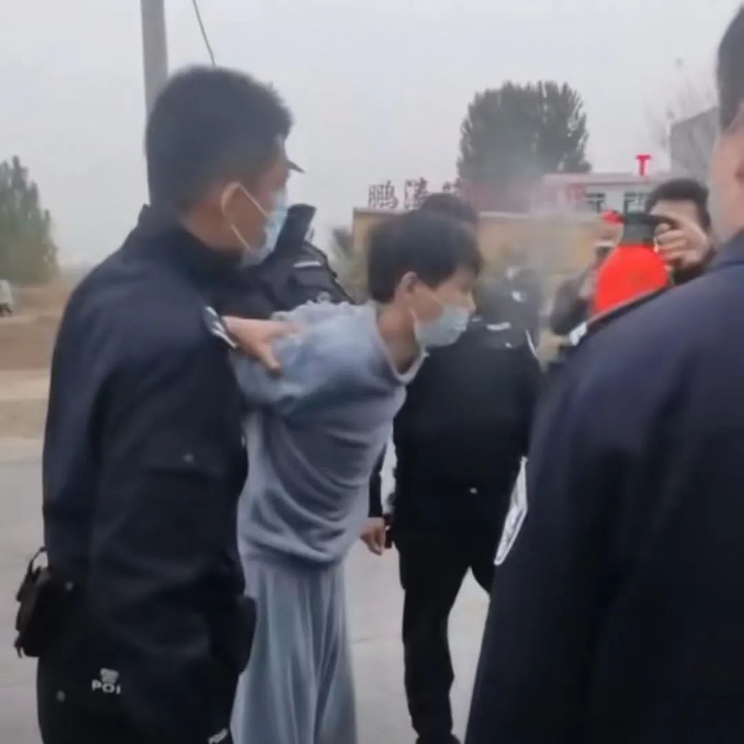 男子为买奶粉持刀冲卡被处罚100元,男子为了买奶粉被拘留