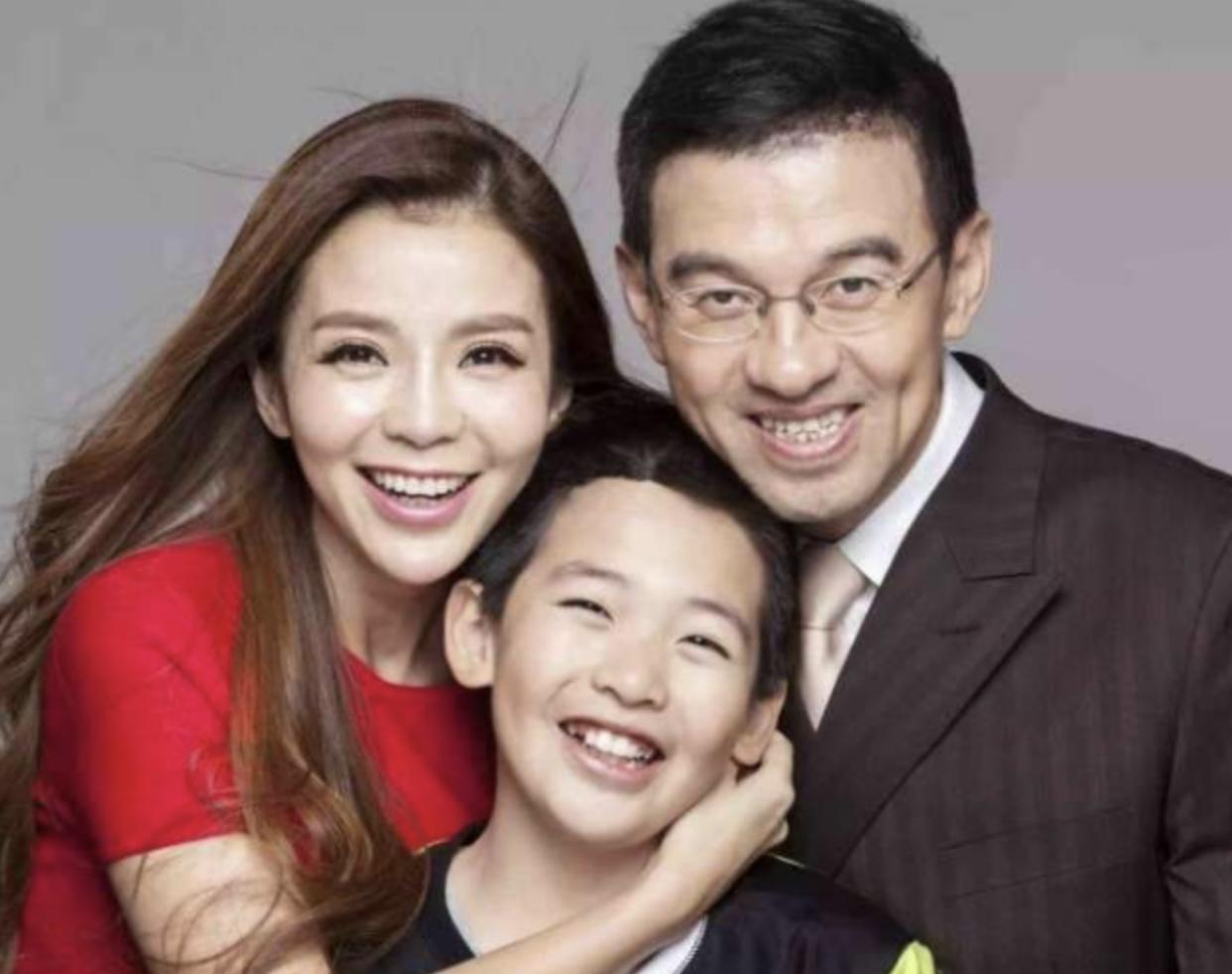 主持人朱迅哽咽痛哭,主持人朱迅和婆婆一起同台