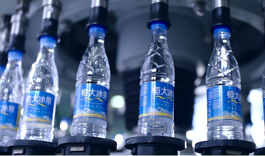 许家印砸百亿做冰泉被20亿贱卖,钟睒睒:我从未把恒大当作对手