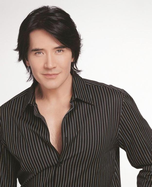 当46岁袁泉和63岁费翔站在一起，我终于明白，什么是顶级骨相