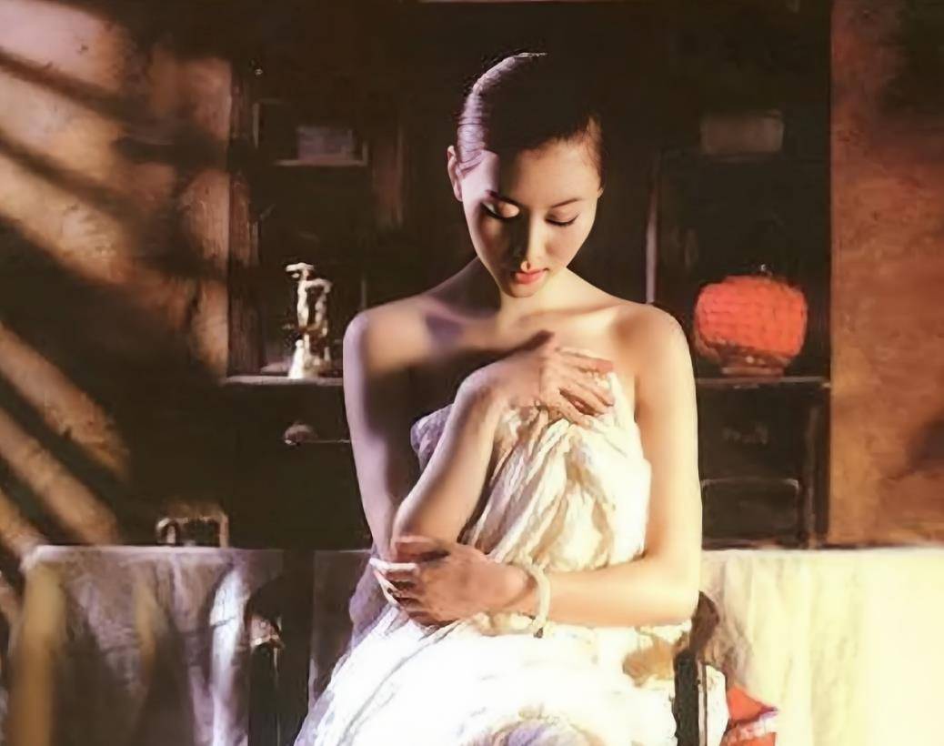 为艺术献身，被丈夫、父亲抛弃，人体模特汤加丽的人生有多悲惨？