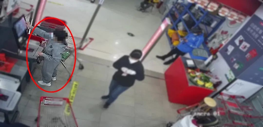 女子偷换商品条形码低价买走商品,女子偷换商品标签低价买锅被拘