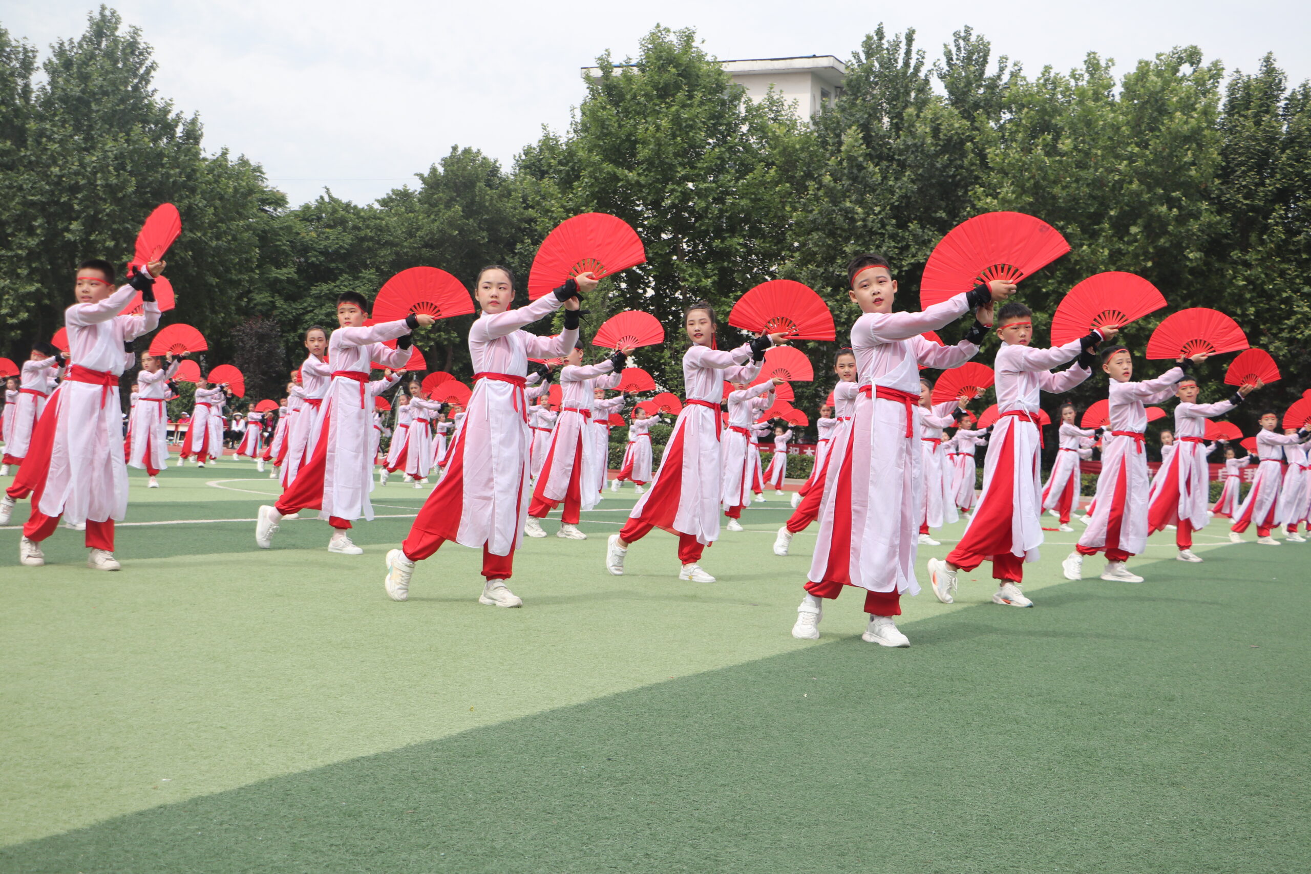 渭南高新小学参加全区第十届中小学生春季田径运动会开幕式