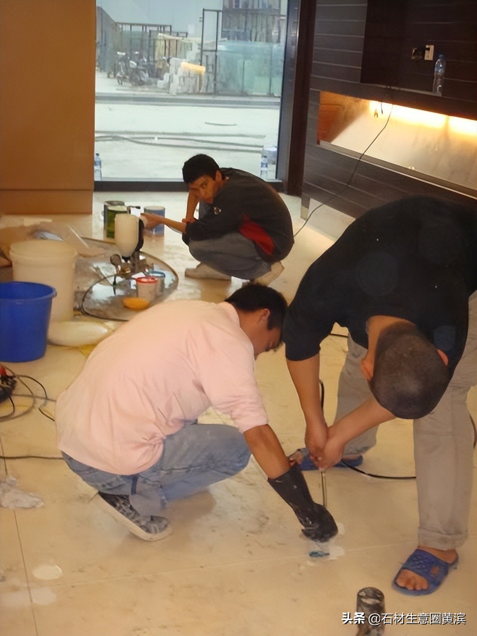 防止石材地面空鼓应采取哪些措施,大楼外墙下地面洒水石材空鼓塌陷