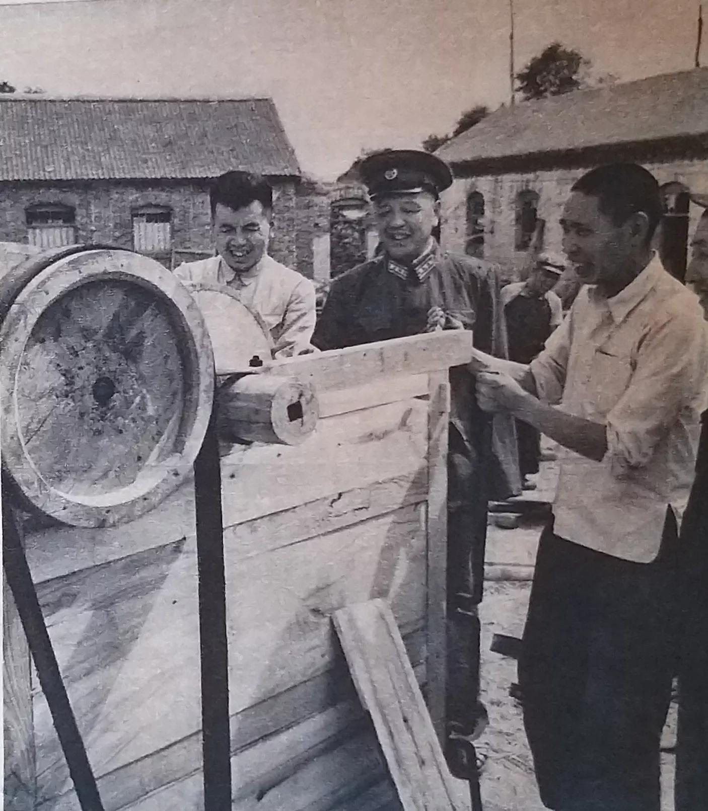 *员复**军人的红旗，技术革新的闯将