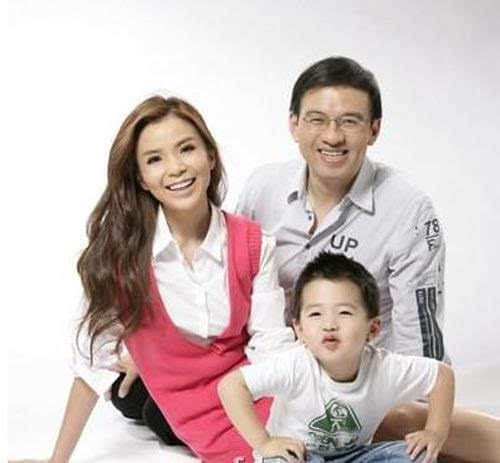 朱迅一家三口照顾瘫痪公公,朱迅和丈夫吃饭