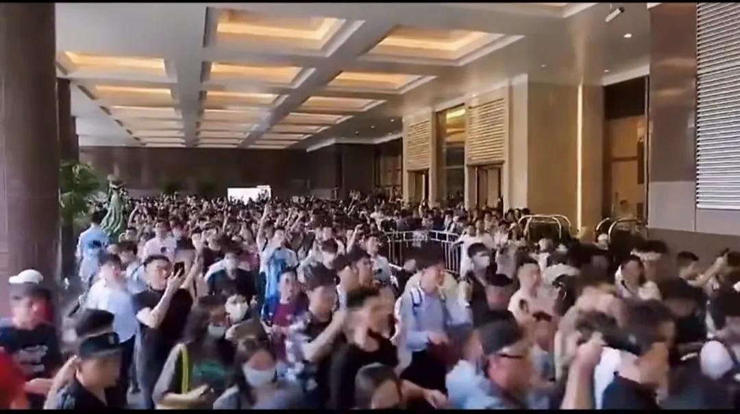 梅西来了完整视频,狂热球迷冲进球场梅西