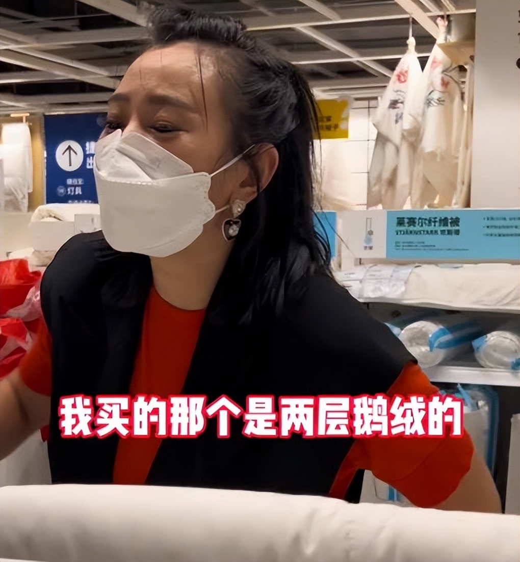 崔晋带妹妹采购开学用品，偶遇晋妈，妈妈特意给李勒优买鹅绒被子