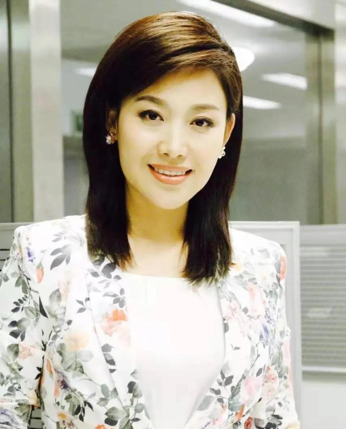 央视主播洗牌:郑丽渐入佳境,海霞即将谢幕!她俩,你更喜欢谁?