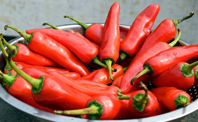 颈部两侧疼痛喉咙反复发炎,喉咙发炎什么症状说明快好了