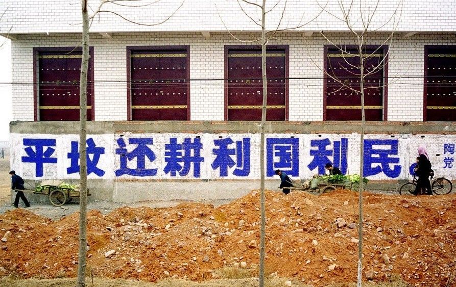 八九十年代的街头标语，大型广告牌的生动形象布满了各大城市